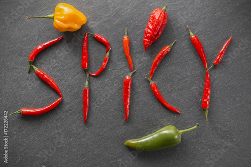 Spicy / Geschrieben mit Chilischoten mit Jolokia, Jalapeno und Habanero