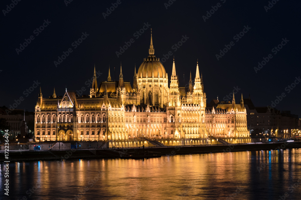 Fototapeta premium Hungarian Parliament Building at night, Budapest, Hungary