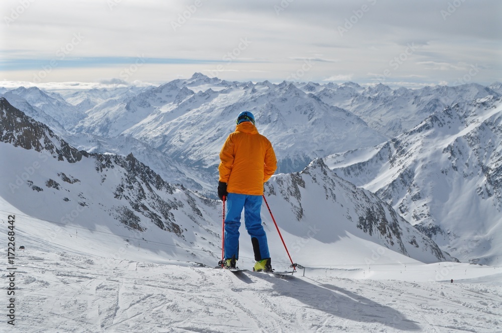 Skifahrer auf Stubaier Gletscher im Tirol in der Bergwelt mit Aussicht auf Tiroler Berge, Ötztal, Obergurgl, Sölden bis ins Kaunertal