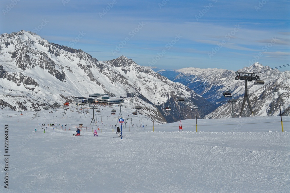 Skigebiet Stubaier Gletscher, mit Skipiste, Skilift - Sessellift und Eisgrat Bergstation mit Restaurant, Berge im Tirol in Österreich im Winter