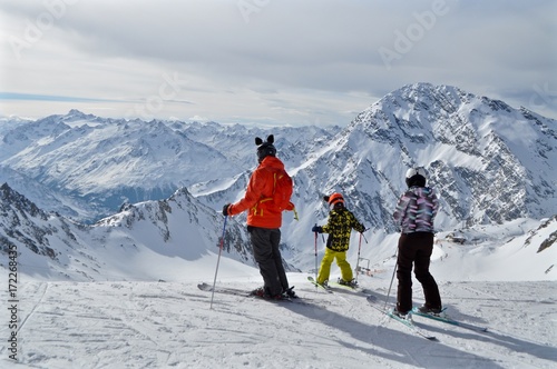 Familie ( Vater und 2 Kinder ) am Skifahren auf der Skipiste in den Bergen im Tirol, Österreich - Stubaier Gletscher