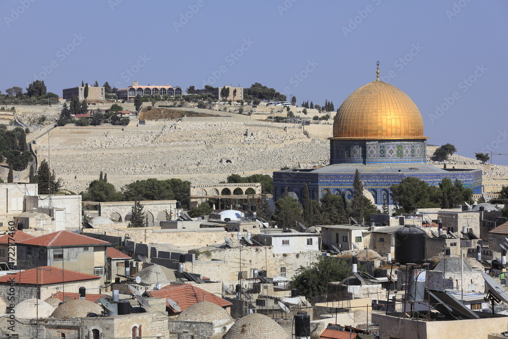 エルサレム旧市街街並みと岩のドームとオリーブ山