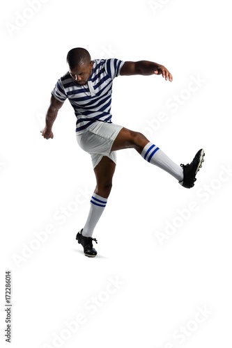 Full length of male rugby player kicking © WavebreakMediaMicro