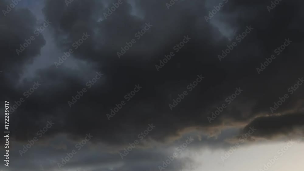 どんよりした黒雲が、のしかかるように下へ沈んでいきます。 どんよりした黒雲が、のしかかるように下へ沈んでいきます。