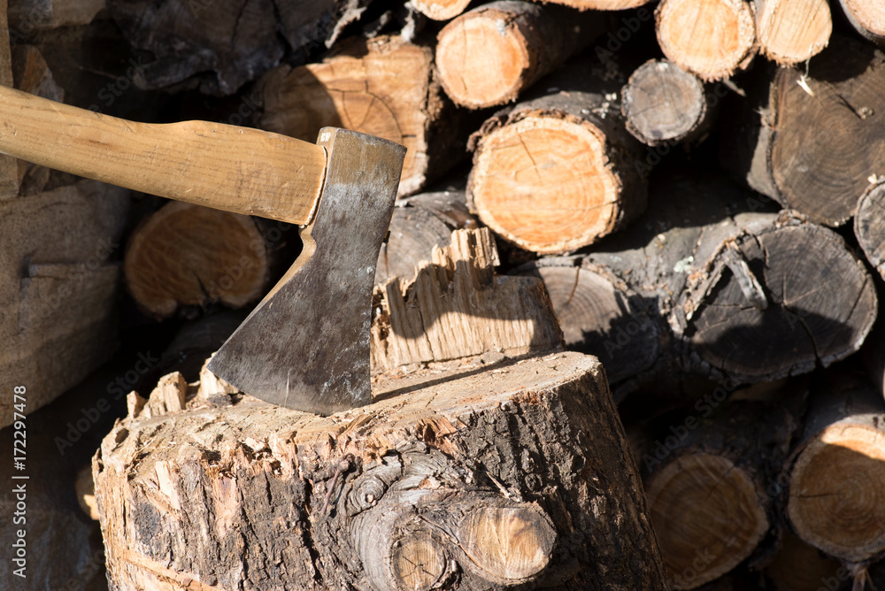 Eine Axt und Stapel vom Holz Eine Axt und Stapel vom Holz
