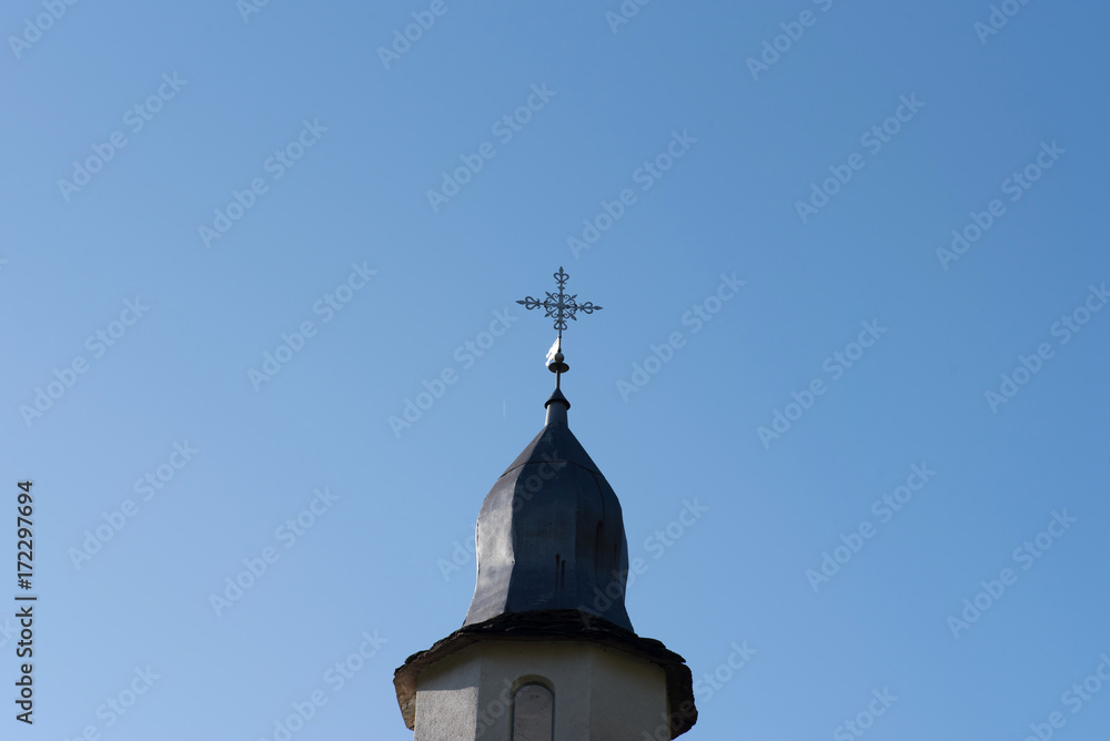 Ein Kreuz an einer Kirche Ein Kreuz an einer Kirche