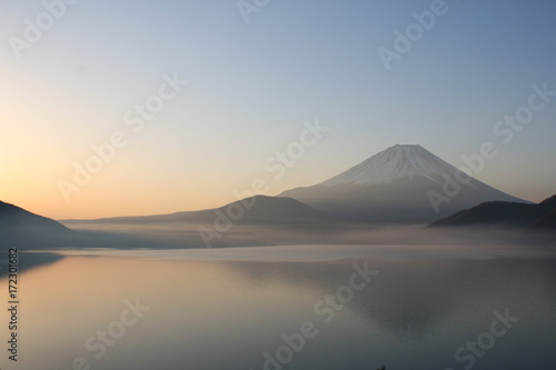 朝焼けの富士山 © darock