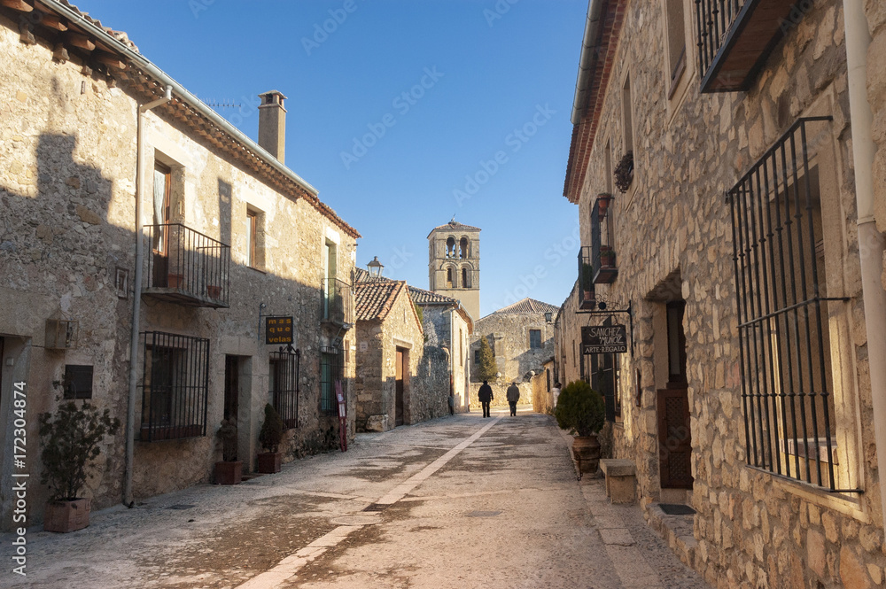 Calle Real en la villa medieval de Pedraza , en la provincia de Segovia, en España