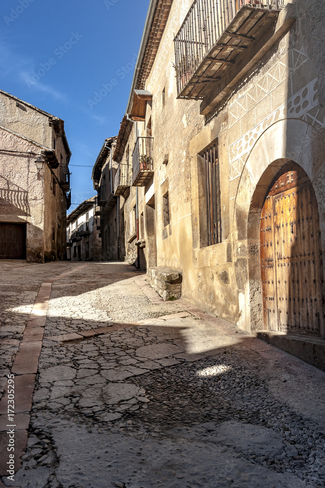 Calle Real de la villa medieval de Pedraza, en la provincia de Segovia, en España 
