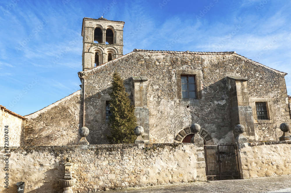 Iglesia de San Juan Bautista de la villa medieval de Pedraza, en la provincia de Segovia, en España