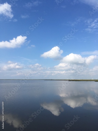 Fototapeta Naklejka Na Ścianę i Meble -  Himmel und Meer mit Wolken im Sommer
