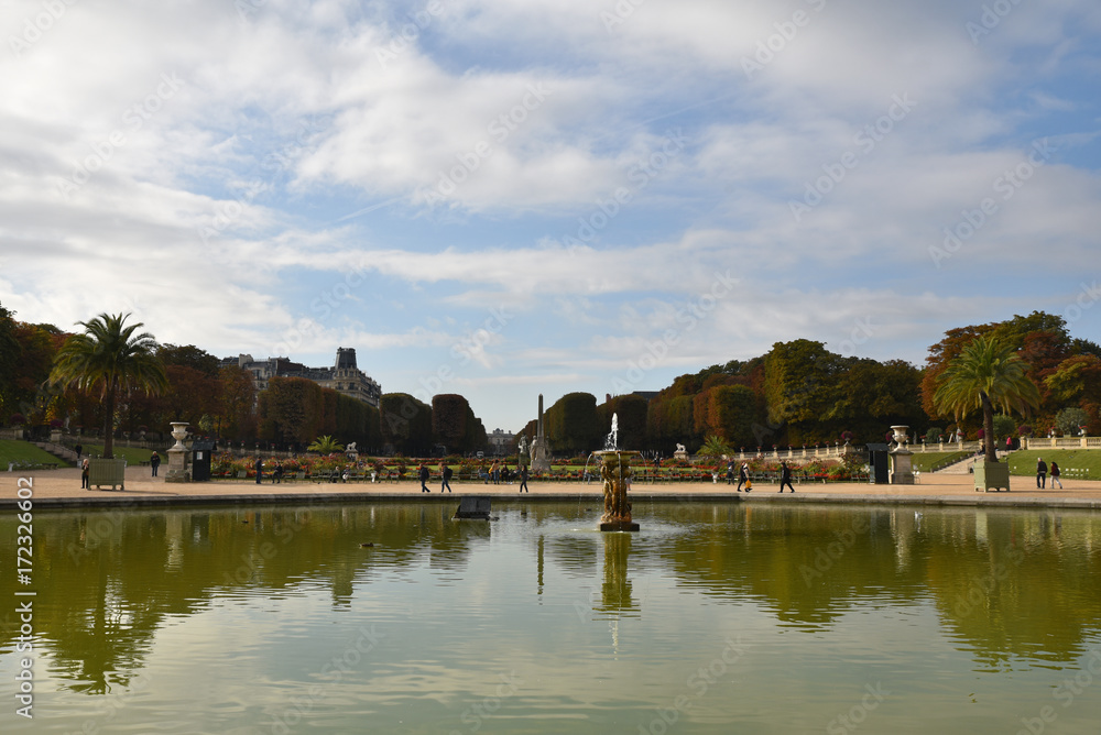 Grand bassin du jardin du Luxembourg en automne à Paris, France