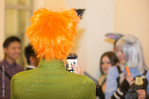 Perückenmann macht Handyfoto photo