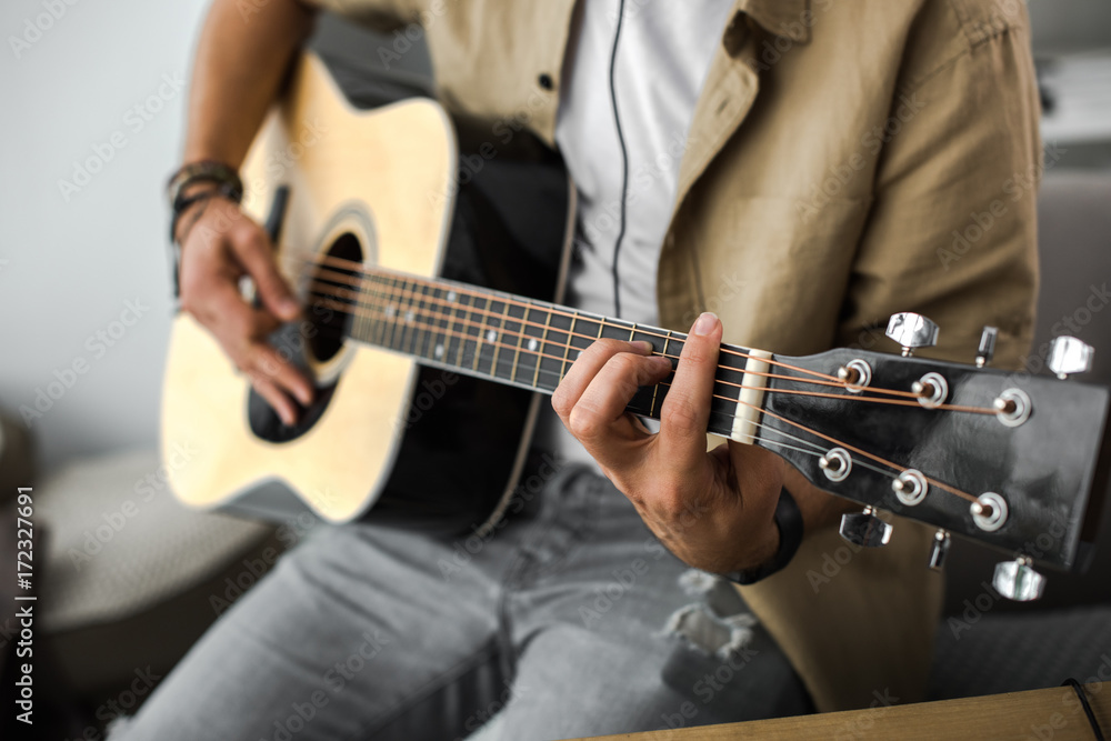 Obraz premium man playing guitar