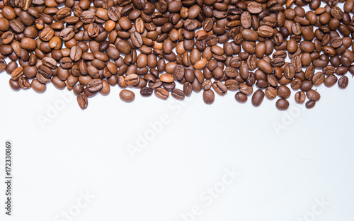 Foto Coffee beans shot close up with a macro lens on a white background