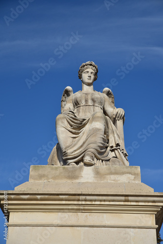 Statue de l Histoire au jardin du Carrousel    Paris  France