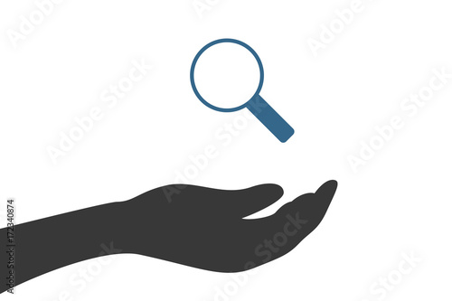 Hand hält Suchlupe
