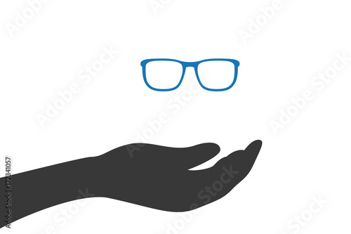 Hand hält Sonnenbrille