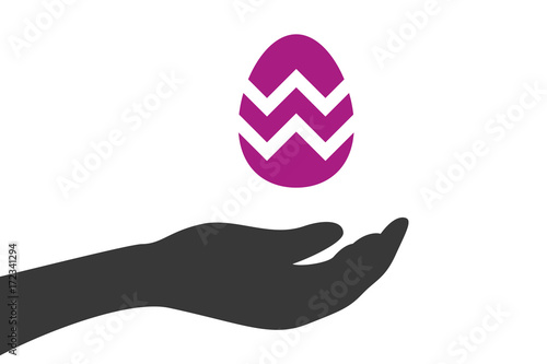 Hand hält Osterei