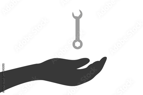 Hand hält Schraubenschlüssel