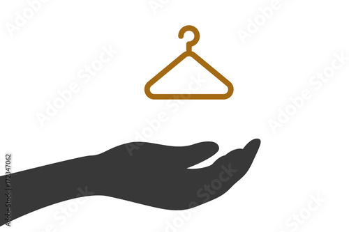 Hand hält Kleiderbügel