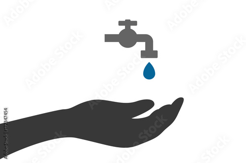 Hand hält Wasserhahn