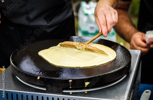 Fotografía Making of crepes pancakes in open market festival fair.