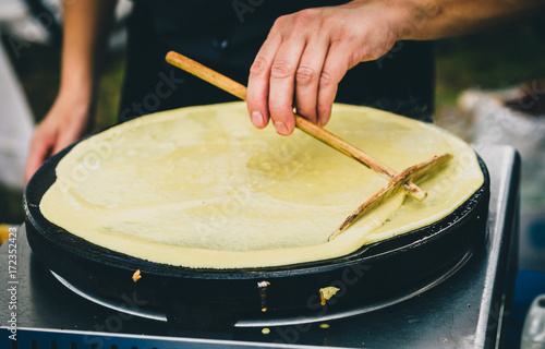 Photos Making of crepes pancakes in open market festival fair.