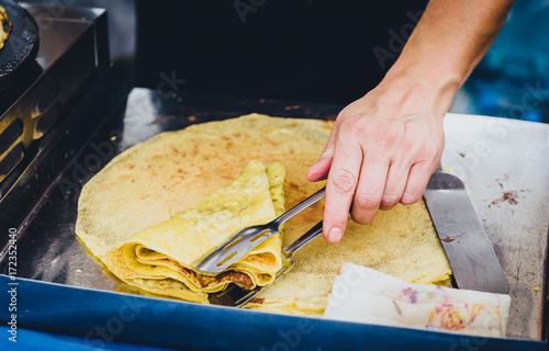 Cuadro en lienzo Making of crepes pancakes in open market festival fair.