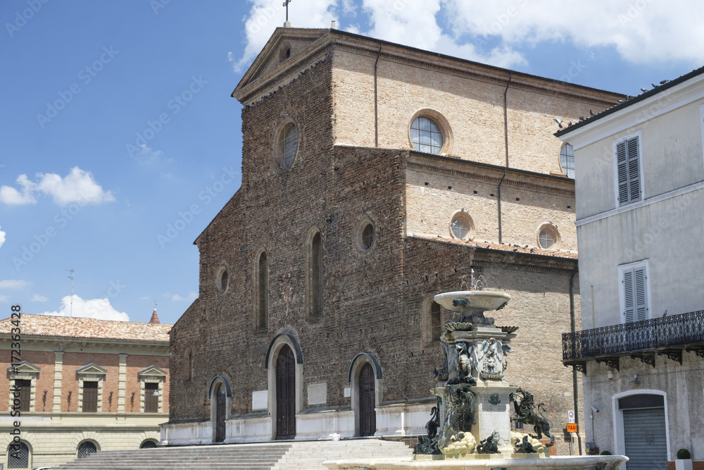 Faenza (Italy): cathedral facade