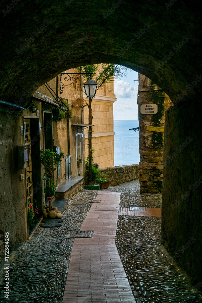 Gasse durch die Altstadt von Cervo, Riviera di Ponente, Liguria, Italy