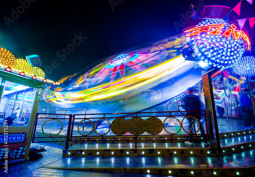 Buntes Karussell auf dem Volksfest bei Nacht