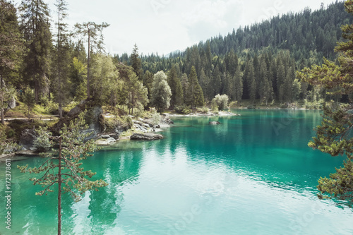 Türkises Wasser am Caumasee in der Schweiz