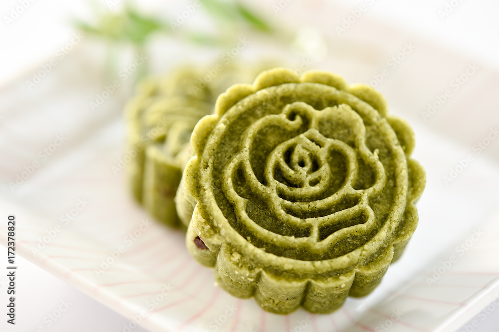 Mung bean cake (lvdougao) is a traditional and popular Chinese dessert in summer made for the Moon Festival or Dragon Boat Festival.
