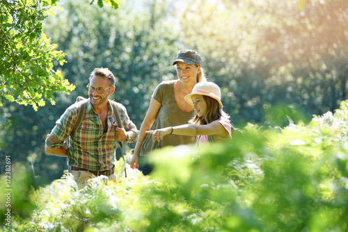 Canvas-taulu Family on a rambling day in countryside