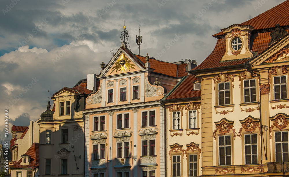 Antichi palazzi decorati nella piazza della città vecchie di Praga, Repubblica Ceca