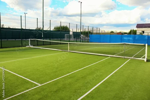 Obraz Piękny kort tenisowy w słoneczny dzień