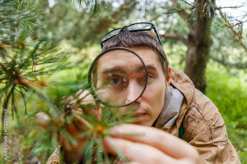 Fotografiet Picture of guy with magnifying glass