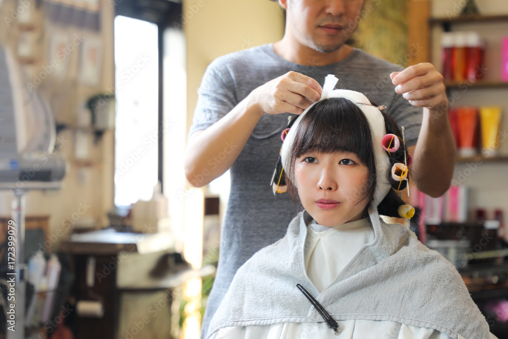 パーマをかける女性 パーマをかける女性