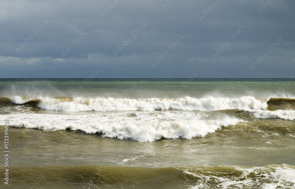 強風で濁る海　素材