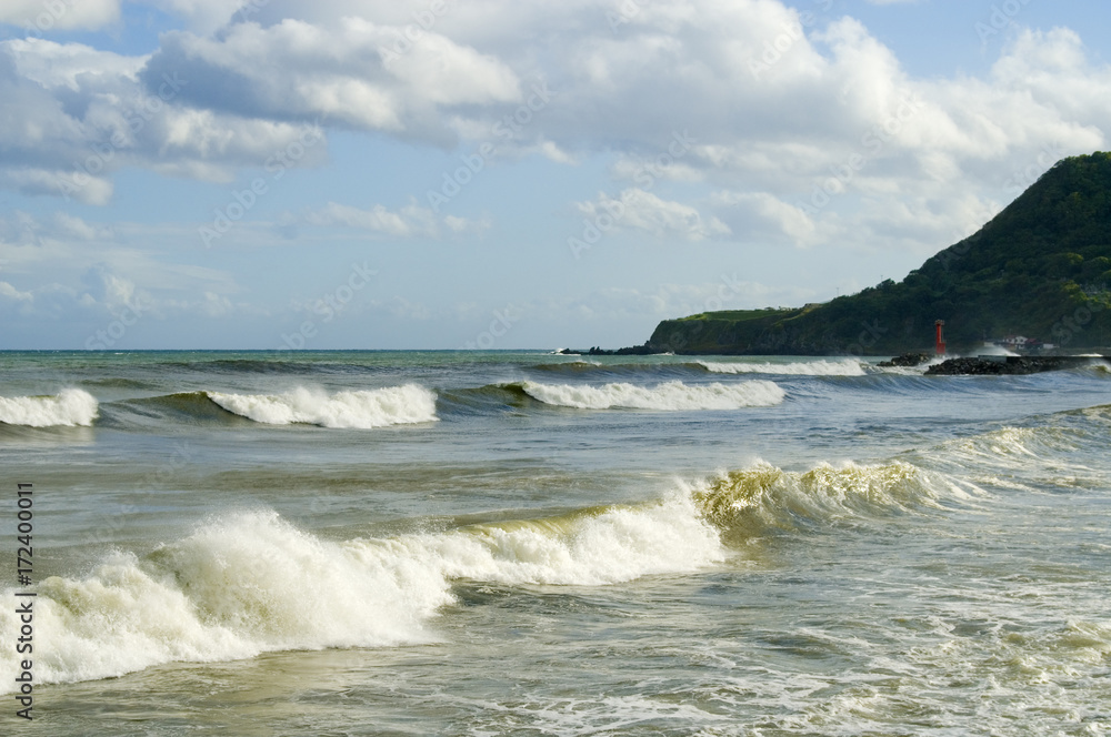 強風で濁る海　素材