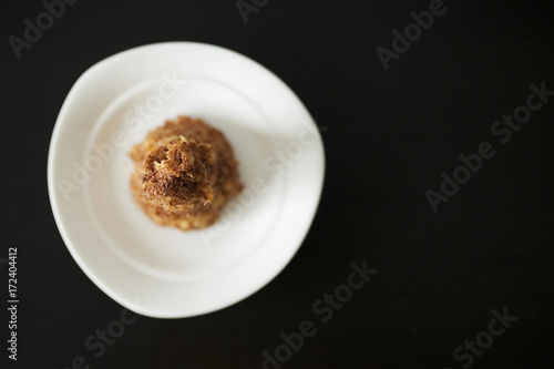 пирожное муравейник на тарелке