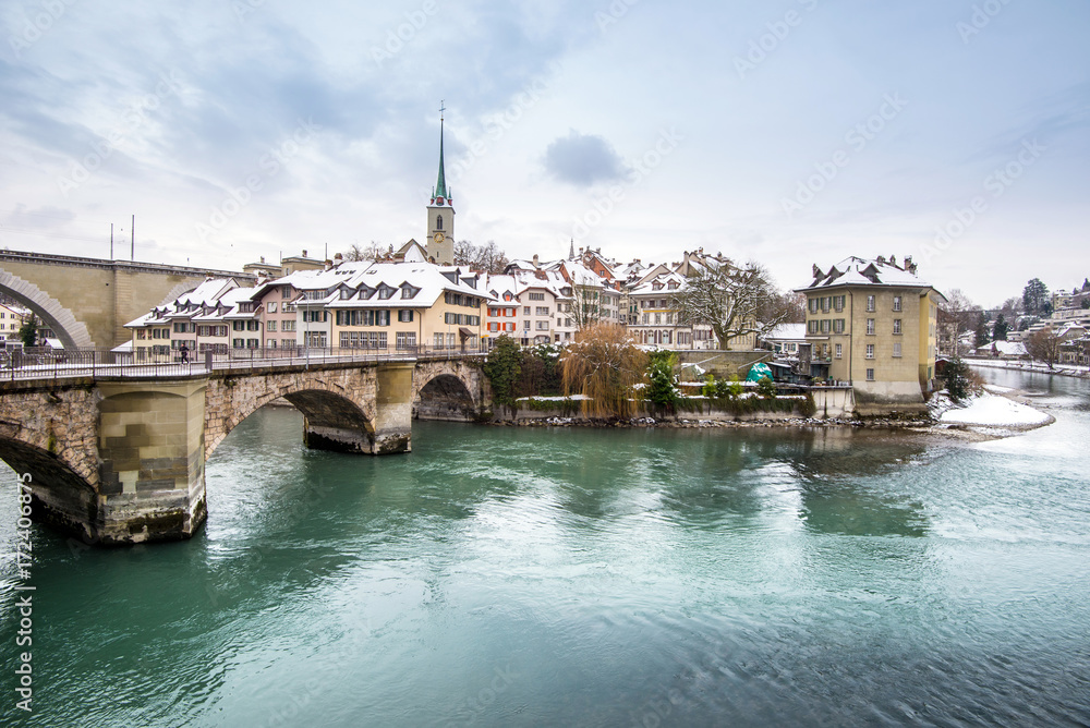 Bern und Aare im Winter, Untertorbrücke, Nydegg Kirche und Brücke, Schweiz, Europa 