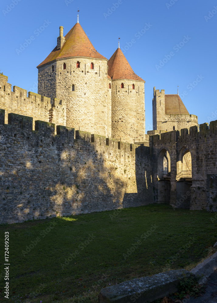 Torres y muralla de la ciudad vieja de Carcassonne. Languedoc. Francia