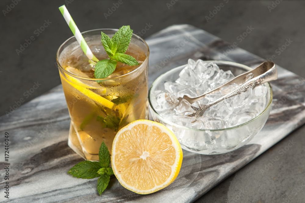 Fototapeta premium Ice tea with lemon and mint