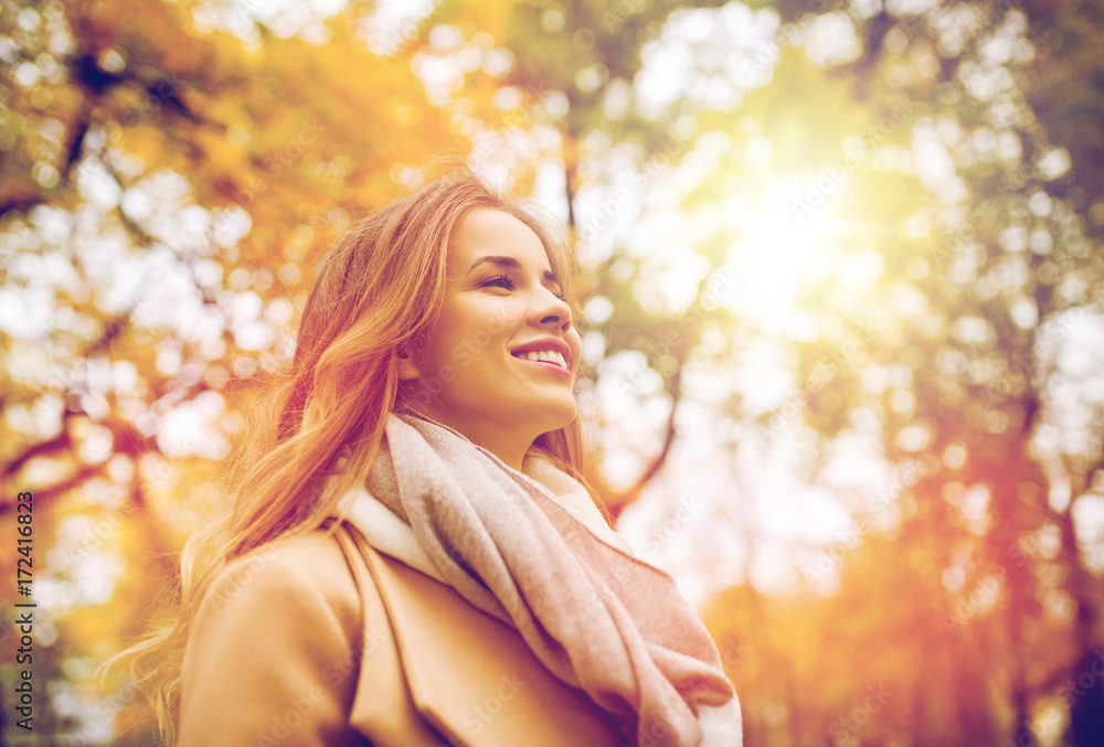 Obraz premium beautiful happy young woman walking in autumn park