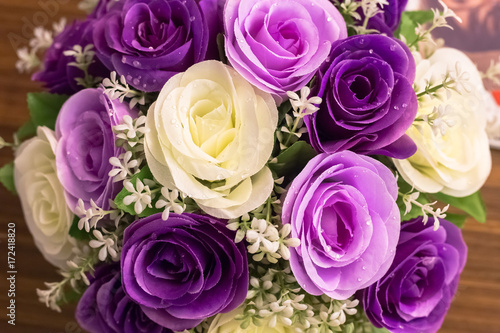 バラの花束ブーケ、紫、白 © sky studio