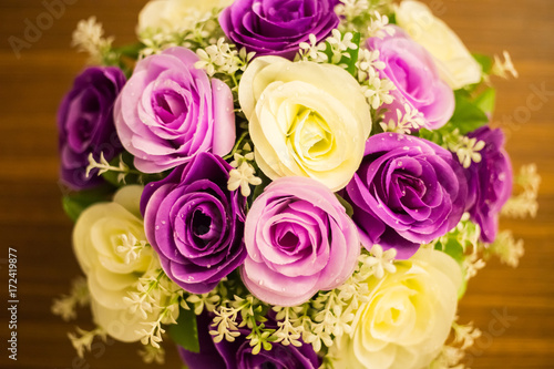 バラの花束、ウエディングブーケ、紫、白 © sky studio