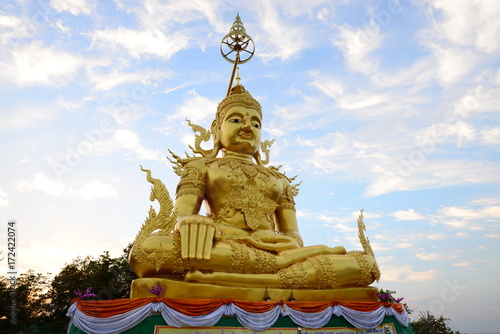 Grand big Buddha sculpture