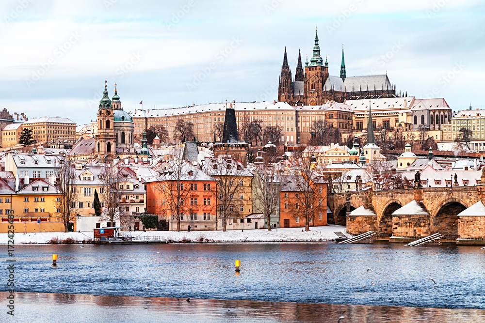 Obraz premium Zamek Praski i Most Karola w zimie, Republika Czeska.